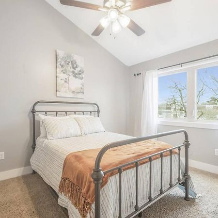 Cozy 2 Bed Townhome Near The Hospital Lafayette Exterior photo