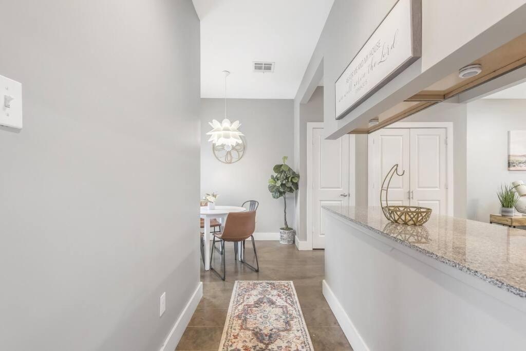 Cozy 2 Bed Townhome Near The Hospital Lafayette Exterior photo
