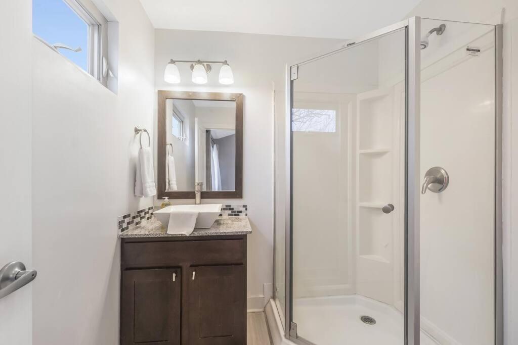 Cozy 2 Bed Townhome Near The Hospital Lafayette Exterior photo