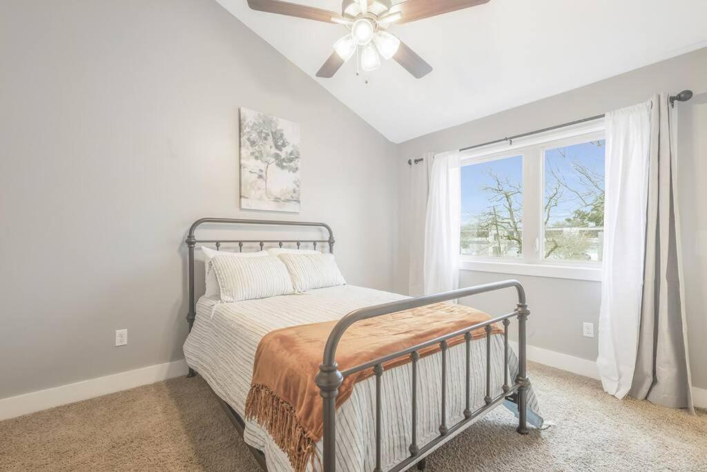 Cozy 2 Bed Townhome Near The Hospital Lafayette Exterior photo