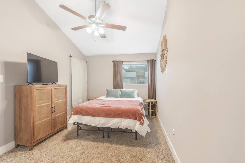 Cozy 2 Bed Townhome Near The Hospital Lafayette Exterior photo